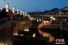 （新春走基层）上海：游客农历大年初二在蟠龙天地赏灯